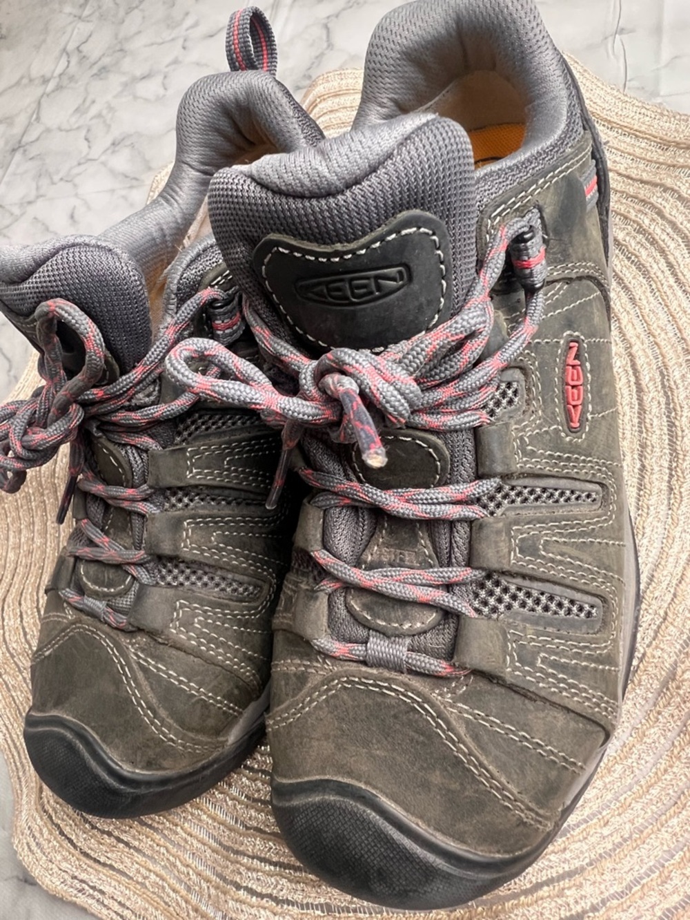 KEEN Utility Steel Toe Work Shoes Women’s 7 Wide EH Slip Resistant Grey Leather